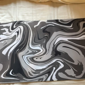 Svart och grå och vit musmatta - Den är 40cm på längden och 90cm på bredden. 