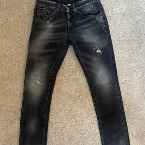 Dondup George 29/30 - As feta jeans , med slitnignar och detaljer (allt från fabrik) helt nya!!, nypris ish 3600 och väldigt eftertraktad , storlek 29 men passar 30