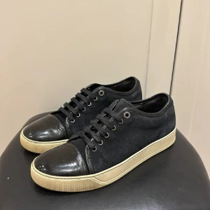 Mörkblåa skor från Lanvin - Snygga skor från Lanvin. Storlek 42 men passar bättre på 43. Skick 7/10. Det ända är att dom är lite sönder i fram med det är inget man tänker på (se bild)