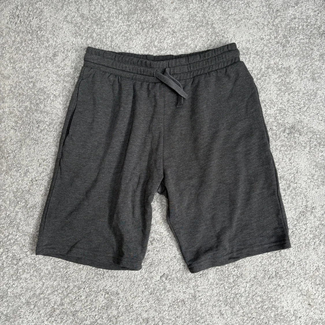 Mörkgråa shorts