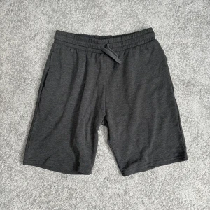 Mörkgråa shorts - Mörkgråa shorts från H&M, aldrig använt!