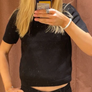 Svart kortärmad tröja - Jätte fin trekvarts ärmad tröja från Gina. Endast använd några fåtal gånger❤️