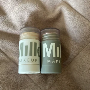 Milk Makeup highlighter och lip + cheek stick - Två stick från Milk Makeup: en highlighter i ljus beige ton och ett lip + cheek stick i en korallröd nyans. Båda i praktiska stiftformat med plastlock, perfekta för snabb applicering på språng. Säljer då jag inte använt dom på väldigt länge, har aldrig applicerat direkt på ansiktet utan har alltid använt borste eller beauty blender.💕150kr för båda och 75kr för en!