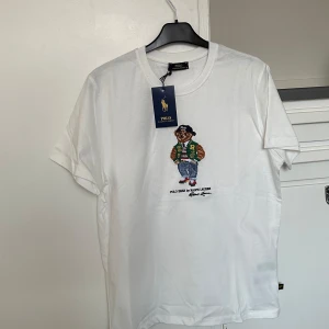Vit Polo Bear t-shirt  - Helt ny, Vit t-shirt från Polo Ralph Lauren 