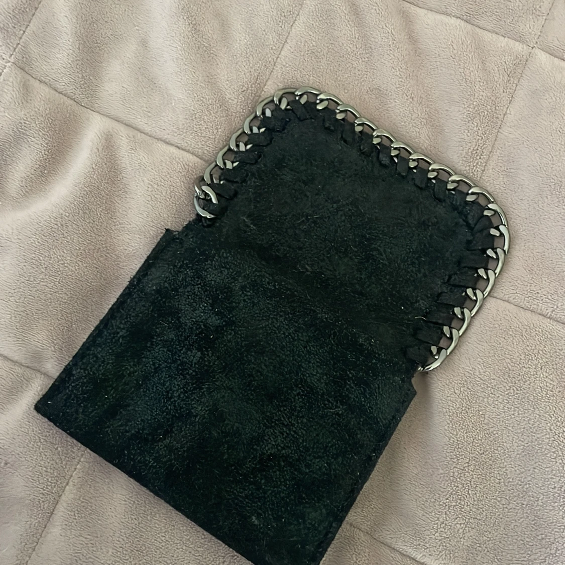 Svart plånbok med kedjedetalj - 2