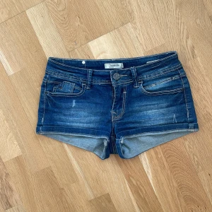 Lågmidjade jeansshorts  - Riktigt snygga lågmidjade mörkblå jeansshorts. Säljer då den är för liten på mig 🥲. Kan skicka mått och hur den sitter privat om önskas! Köpt på plick och den är i riktigt bra skick. 