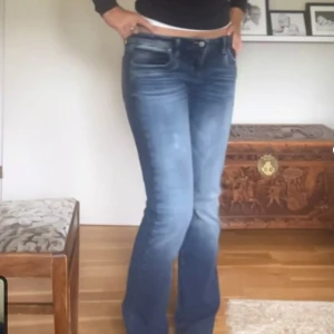 Blå bootcut jeans - Ett par skitsnygga Ltb- jeans som jag säljer då de tyvärr är för stora.  Low waist och bootcut. Stl 30/34💕