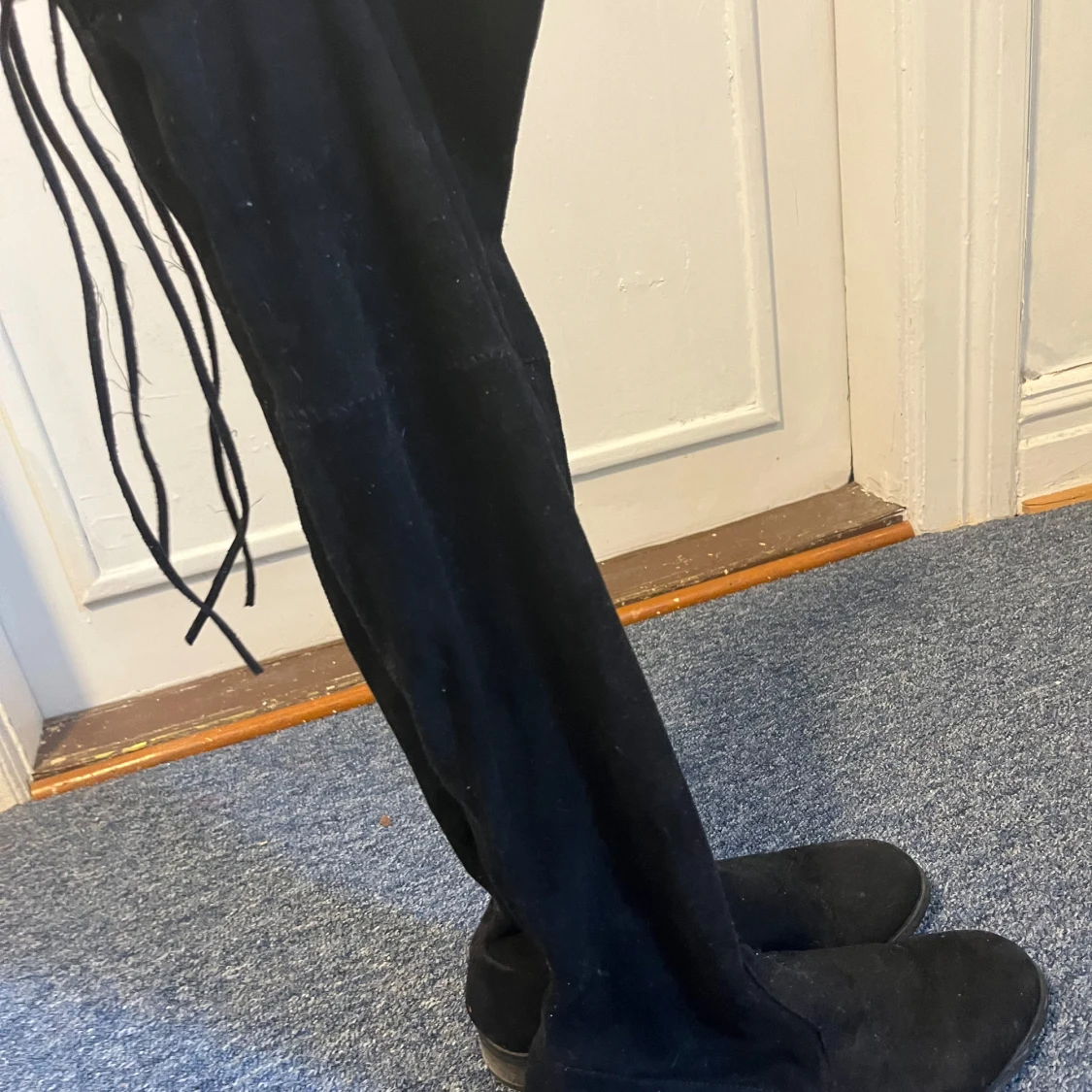 Svarta lårhöga stövlar i mocka