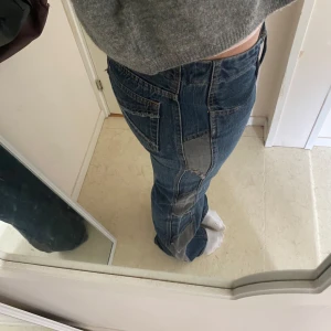Blå jeansbyxor från MING JEANS med patchade detaljer - Säljer ett par blå jeansbyxor från MNG detaljer på både fickor och sidorna av benen. 