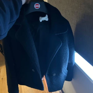 Svart kappa - Svart kappa från Zara, strl 164 men är som en Xs, jag har själv Xs och den passar! Inga defekter 