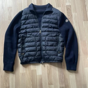 Mörkblå cardigan från Moncler - Säljer nu min moncler cardigan storlek 1 då jag har vuxit ur den. Vid frågor eller funderingar är det bara att höra av sig.