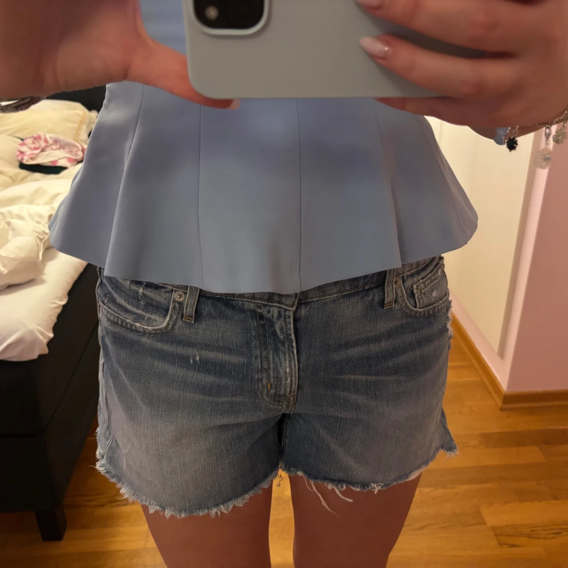 Blå jeansshorts med fransig kant - 3