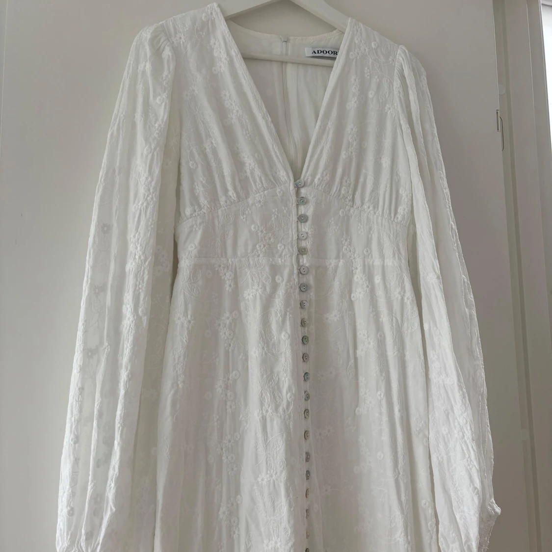 Vit långklänning med puffärmar och broderade detaljer - 4