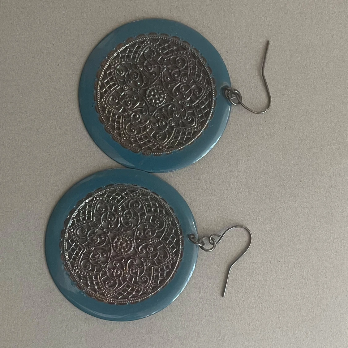 Stora runda örhängen med blå kant - 2