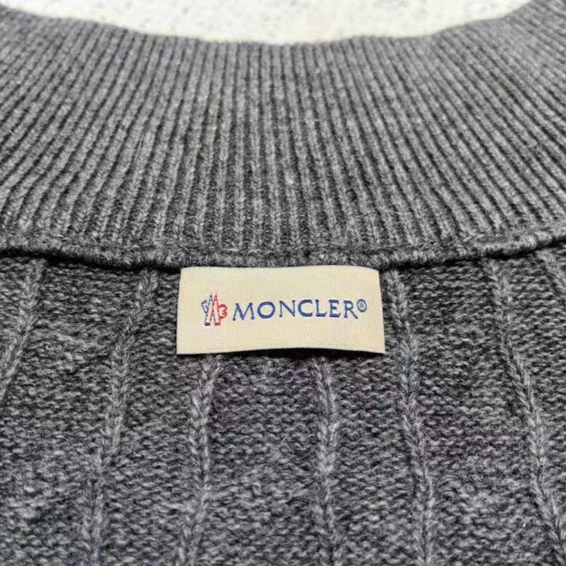 Grå dunväst från Moncler med stickade ärmar - 4