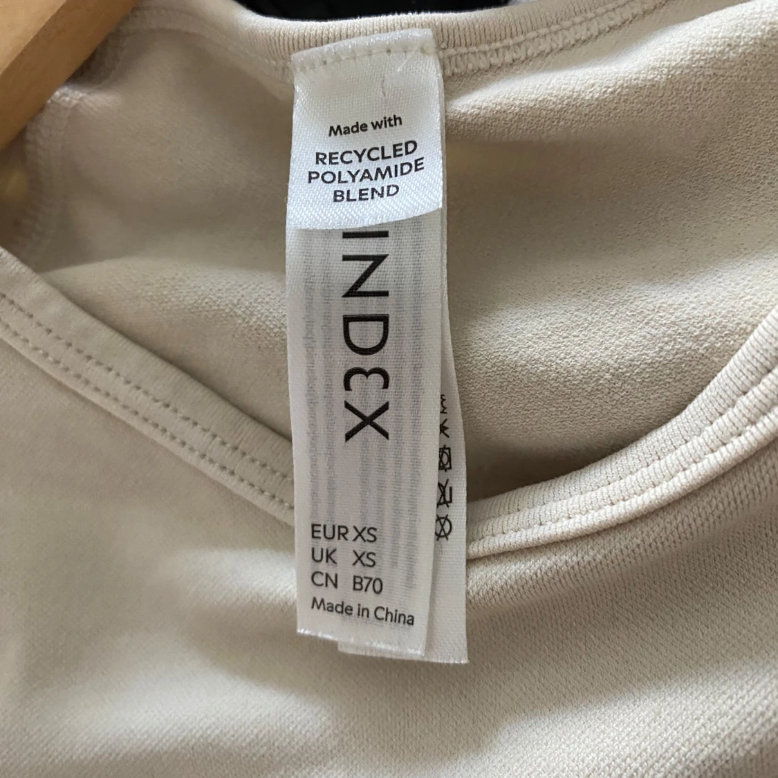 Beige croppad långärmad träningstopp från Lindex - 3