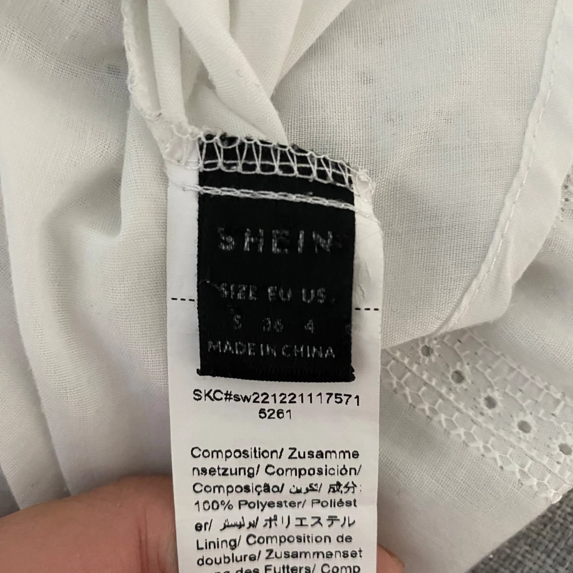 Vit blus med spetsdetaljer från SHEIN - 2