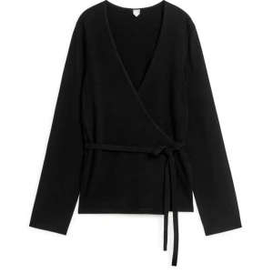 Svart omlottkofta  - Säljer denna tröja då den aldrig kommit till användning. Använt max två gånger. Nypris 1700 !! Pris kan diskuteras.