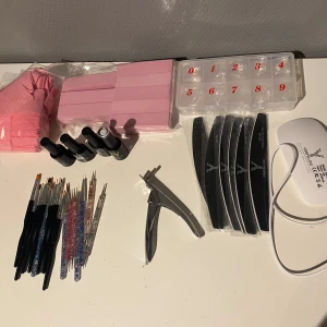 Nageltillbehör - Säljer flertal med nagel saker som kan hjälpa dig göra naglar hemma då jag har tröttnat på den hobbyn. Det finns flera nagelfilar, nagelpenslar, dotting tools, en nagelklippare, buffers, tippar i olika storlekar, en liten uv lampa med 6w.