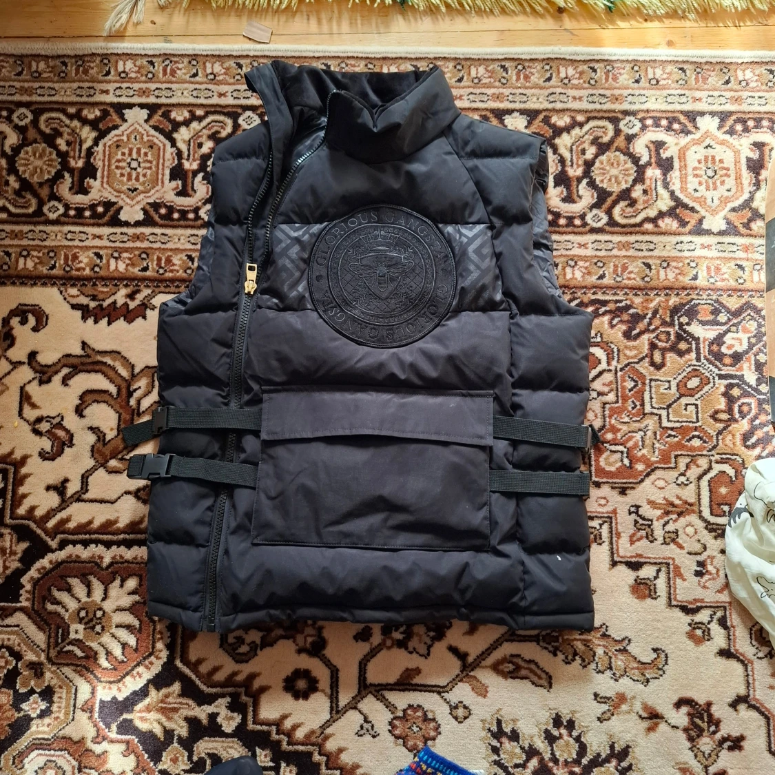 Svart dunväst med broderad logga