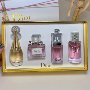 Dior parfymset med fyra miniflaskor - Lyxigt parfymset från Dior med fyra miniflaskor. Inget pris bestämt