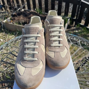 Maison Margiela Gats Beige/Nude - Maison Margiela Gats, 9/10 skick, storlek 42, Digitalt kvitto finns. Enda defekt är inuti skon.  Priset går att pruta ner vid snabb affär. Perfekta till sommaren ☀️( säljes snabbt )