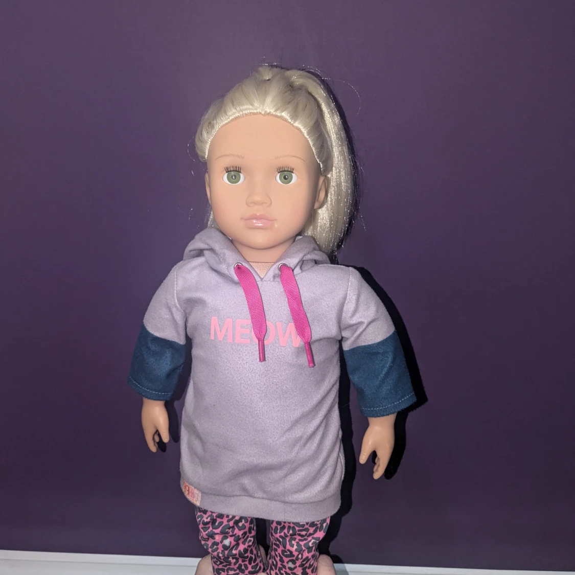 Ljuslila hoodie med texten MEOW