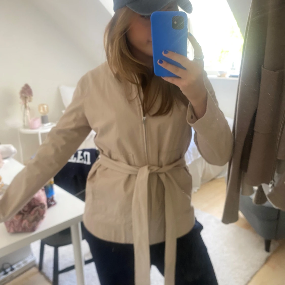 Beige jacka med bälte från COS - 1