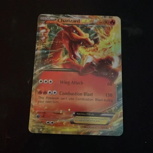 3 styckna charizard Pokémonkort  - Tre Pokémonkort med värde av 800kr