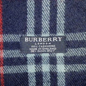 Burberry halsduk - Säljer en klassisk rutig halsduk från Burberry i 100% kashmir. Halsduken har mörkblå och grå toner med inslag av rött och fransar i kanterna. Perfekt accessoar för att lyfta din outfit.