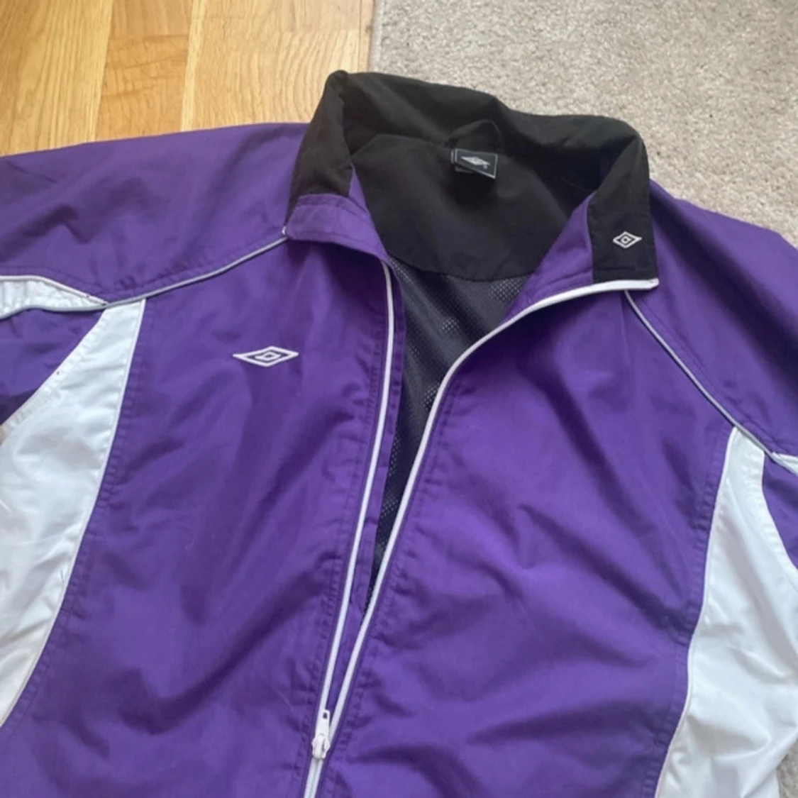 Lila och vit vindjacka från Umbro - 1