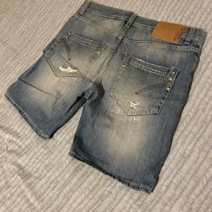 Dondup shorts - Säljer dessa för att de ej kommer till min användning. Blivit något små på mig, väger kring 80kg. Passar dig med något slankare kropp. Kom gärna med prisförslag. 