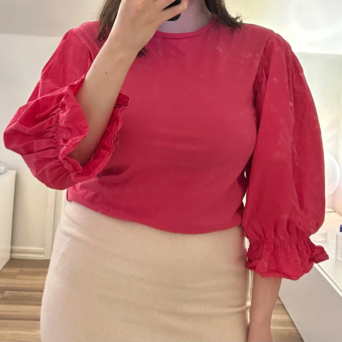 Rosa topp med puffärmar från NA-KD