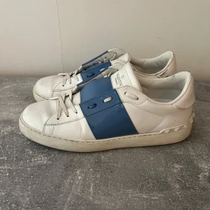 Valentino open skor - Valentino open skor blå glansig stripe, bra skick, endast skorna ingår, Eu 40. 