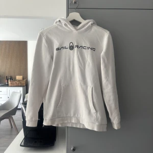 Vit hoodie från Sail Racing - Säljer en riktigt snygg och fräsch sail racing hoddie!