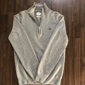 Gant Lammulls Quarterzip - Tja! Säljer en lammulls quarter zip från Gant. Superbra och mjukt material. Nypris runt 1500kr. Sjukt bra passform och funkar till alla säsonger! Om ni har frågor är det bara att ställa de och pris är ej hugget i sten!