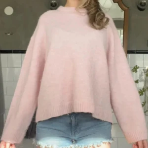 Ljusrosa stickad tröja - Så fin  ljusrosa stickad tröja med avslappnad passform och långa ärmar. Passar till både jeans och kjol. Nopprig