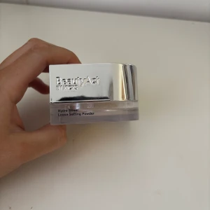 Lös puder  - Setting powder från kicks egna märke, beauty act. Säljs då det inte kommer till användning längre. 