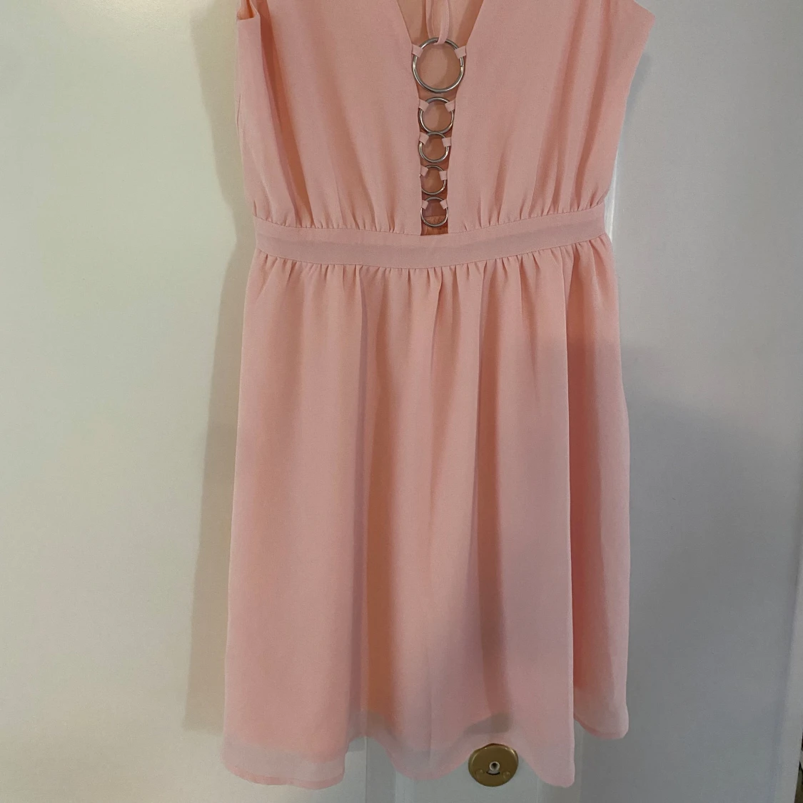 Ljusrosa ärmlös klänning med ringdetaljer - 1