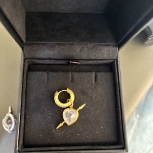 Maria Nilsdotter örhänge - Säljer slutsålt rebel love earring  i guld. Ordinarie pris 5100 säljer för 4000