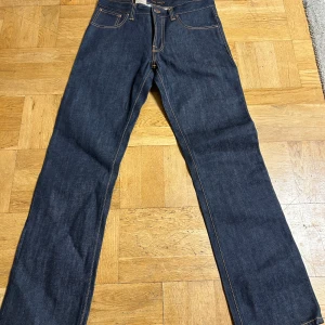Mörkblå jeans från Nudie Jeans - Säljer ett par klassiska mörkblå jeans från Nudie Jeans i rak passform. Perfekta för dig som gillar stilrena och tidlösa jeans. Storlek W 34 L 34. KOM MED PRISFÖRSLAG
