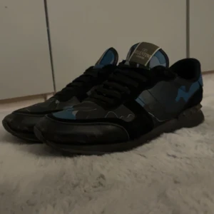 Valentino rockrunners. - Säljer mina fina rockrunners i prima skick, inga defekter endast lite smuts på dom. Skriv vid funderingar!