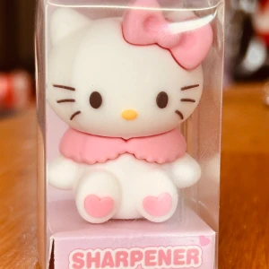 Söt liten pennvässare med Hello Kitty-motiv! - Söt liten pennvässare med Hello Kitty-motiv. Höjd 7 cm. Kommer med kartong som bild 1 visar. Fin som prydnad eller samlarobjekt. Ny och oanvänd.