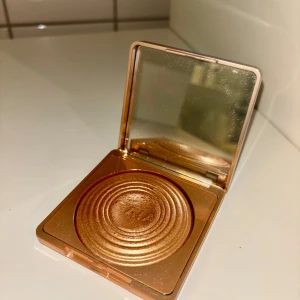 CAIA Highlighter Cannes - Säljer denna då det är fel färg för mig! Använd vid två tillfällen, se bild för skick - som ny. 