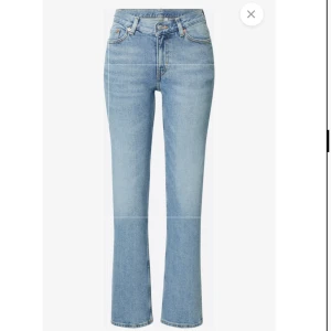 Weekday jeans - Supersnygga jeans från weekday i modellen ”twig mid straight”! Säljer då dom är lite för stora, inga defekter😋pris kan diskuteras