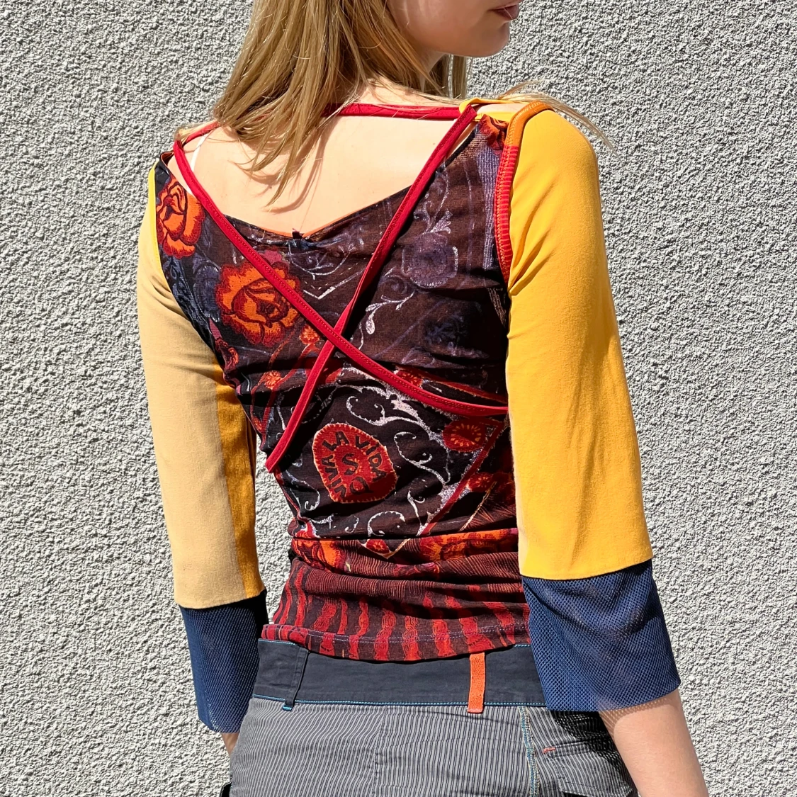 Färgglad topp med tryck och kontrastärmar - 3