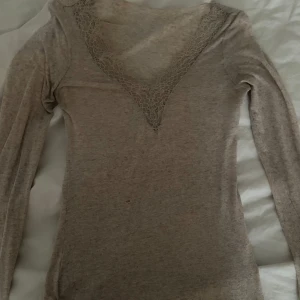 intimissimi topp - superfin! har ett litet hål på magen typ annars är den i bra skick!