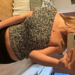 Svartvit stickad tubtopp - Säljer en stickad tubtopp i svartvitt melerat garn. 