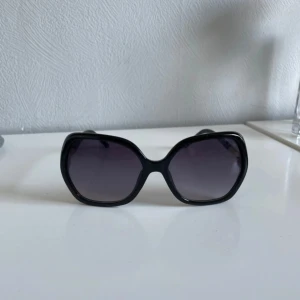 Solglasögon  - Säljer ett par solglasögon som inte används 