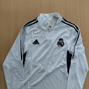 Real Madrid dress  - Skriv om du är intresserad 